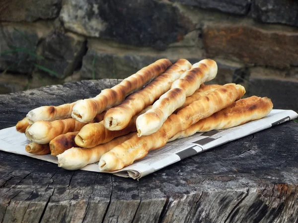 Хлебные палочки теста, приготовленные на огне. Итальянские хлебные палочки селективный фокус — стоковое фото