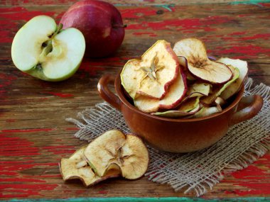 Ahşap bir arka plan üzerinde kurutulmuş elma. seçici odaklama