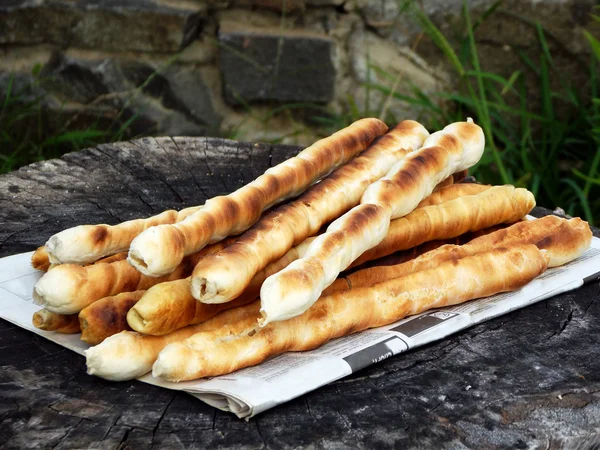Brood stokken van deeg gekookt op een brand. Italiaanse breadsticks. selectieve aandacht — Stockfoto