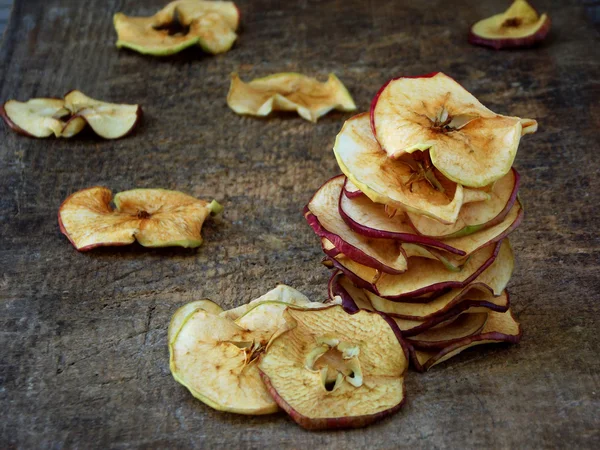 Сушеные яблоки в миске на деревянном фоне. селективный фокус — стоковое фото