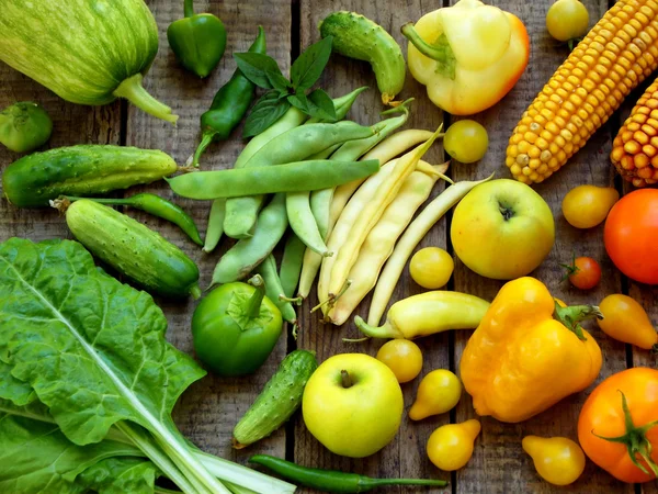 Gröna, gula, röda frukter och grönsaker — Stockfoto