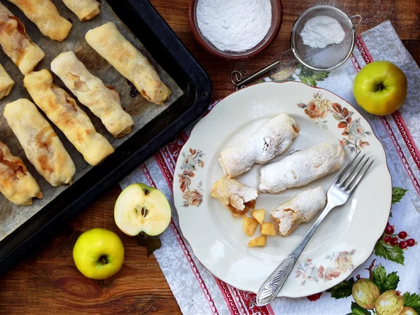 Порционный штрудель с яблоками, посыпанными корицей и сахарной пудрой — стоковое фото