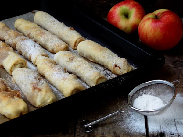 Portionde små strudel med äpplen beströs med kanel och strösocker — Stockfoto