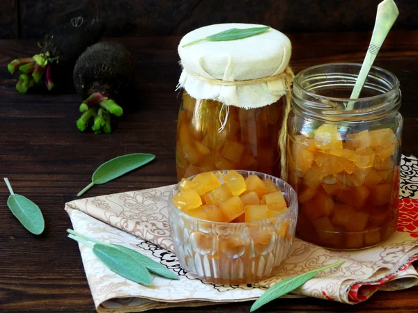 Marmelade aus schwarzem Rettich mit Honig und Salbei auf dunklem Hintergrund — Stockfoto