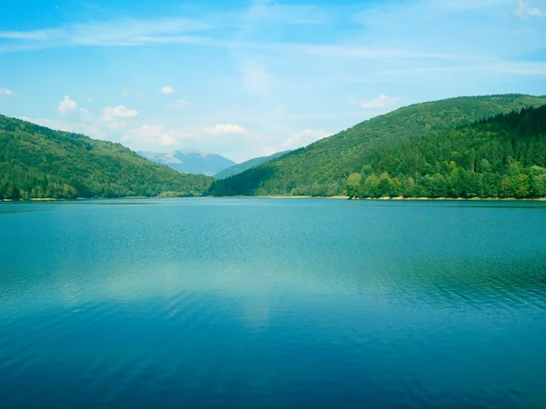 Paysage estival avec montagne et lac — Photo