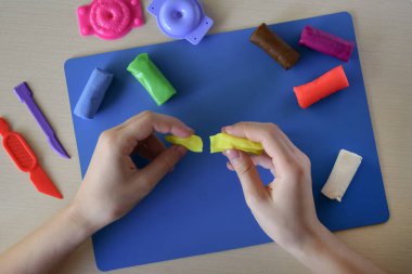 Çocuklar ana zanaat maketi modelleme rengarenk plasticine tatlılar düz yatıyordu birinci adım yaratıcı aktiviteler için hazırlık materyalleri çocukluk eğitimi iyi motor becerileri geliştirme diy öğrenme konsepti