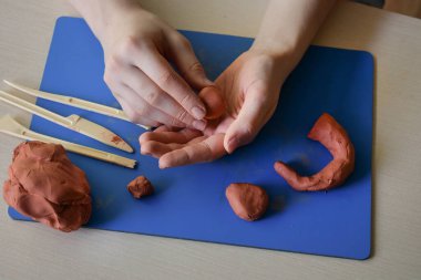 Çocuklar kilden modelleme düz altıncı adım el yapımı heykel yaratıcı eğitim aktivitesi motor beceri geliştirme süreci kavramı