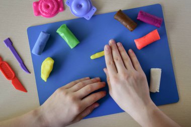 Plasticine besin modelleme çocuk yaratıcı faaliyet düz ikinci adım temel şekillendirme yatıyordu eller eğitim diy zanaat ince motor becerileri geliştirme eğlenceli öğrenme süreci