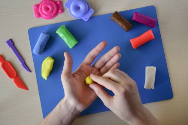 Çocuklar plasticine modelleme master sınıf düz üçüncü adım el yapımı tatlılar ve yemek yaratıcı eğitim için küçük detaylar oluşturarak iyi motor becerileri geliştirme konsepti diy