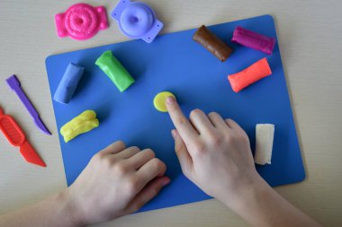 Çocuklar için plastik gıda modellemesi düz bir 4. Adım olarak el yapımı tatlılara desen ve şekil katar yaratıcı diy-craft eğitim becerileri iyi motor becerileri kavramı