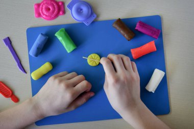 Çocuk şekeri modelleme bemodeli. el yapımı şekerlemeler için yuvarlak elementler şekillendiriyor.