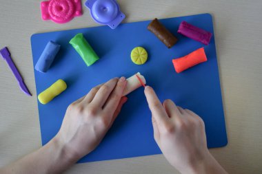 Çocukların yaratıcı plasticine modelleme dairesi altıncı adımda besin sanatı için temel formları tamamlıyordu. El yapımı tatlılar eğitimsel aktiviteler iyi motor beceriler geliştirme.