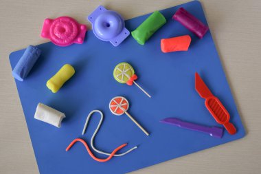 Renkli plastik tatlılar ve şeker bezi besin etkinliği sahteciliği, el yapımı sanat eğitimi ve yaratıcılık konsepti.