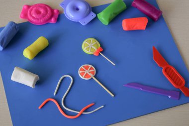 Plastik şeker ve lolipoplar parlak el yapımı oyuncaklar, çocukların yaratıcı aktiviteleri, çocukluk sanatları konsepti.