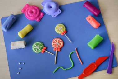 Çeşit çeşit plastik tatlılar düz, renkli yemek oyuncakları, yaratıcı çocuklar çocukluk hayalgücü konsepti.