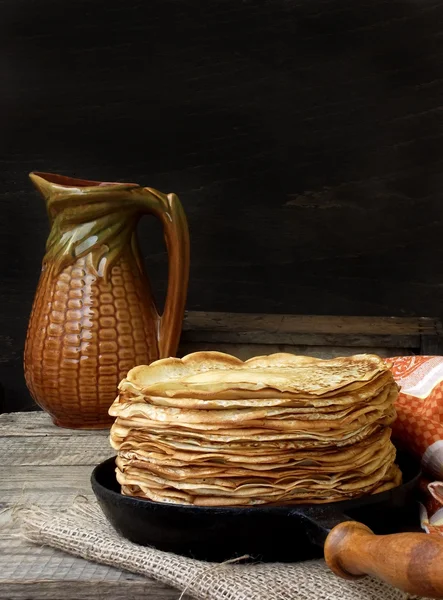 Muchos panqueques caseros deliciosos —  Fotos de Stock