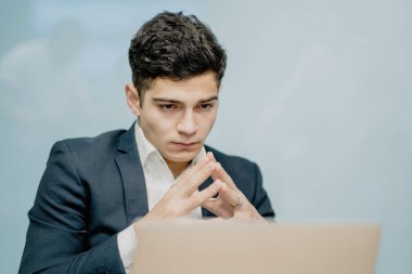 Zeki genç adam yakışıklı esmer kısa saçlı Avrupalı görünümlü