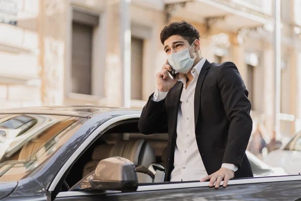 Homem Negócios Coronavírus Ele Está Falando Telefone Vestindo — Fotografia de Stock