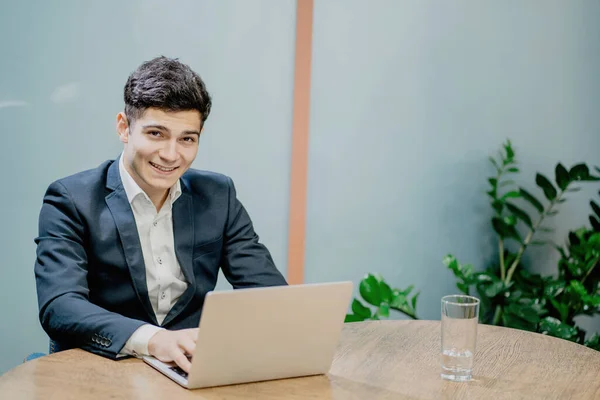 Ein Junger Professioneller Manager Blickt Lächelnd Die Kamera — Stockfoto