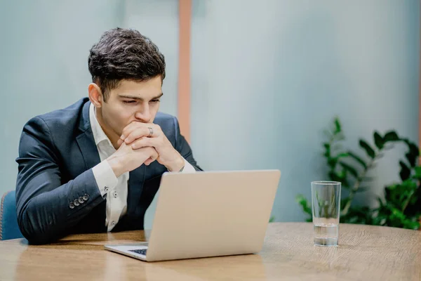 Egy Profi Menedzser Egy Laptopot Munkahelyén — Stock Fotó