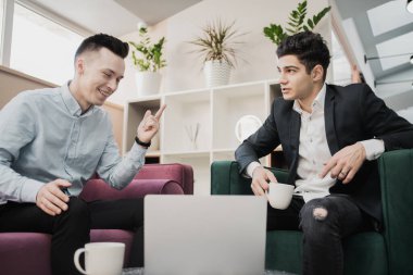 Yöneticiler dev için yeni fikirler ve stratejiler tartışıyor.