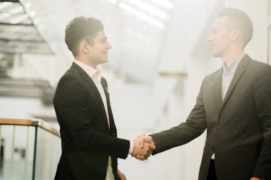 İş görüşmesi selamlaşması. Erkek iş elbisesi. Tatar app