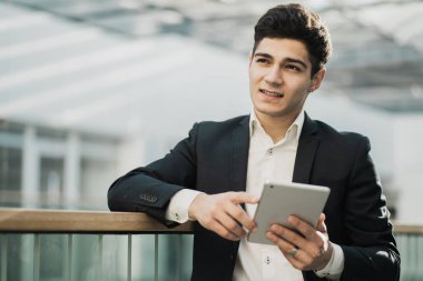 Kısa bir stil ile Avrupa görünümlü genç bir adamın portresi