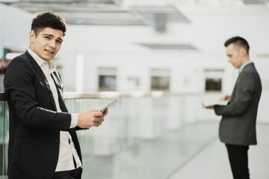 Genç görünümlü profesyonel işadamları üzerinde çalışıyor. 