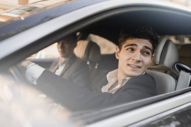 İş elbisesi işe iyi gelir. Bir gencin portresi