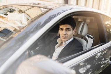 İş elbisesi işe iyi gelir. Bir gencin portresi