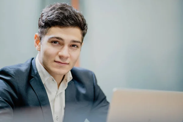 Porträt Des Männlichen Managers Junge Kaukasische Erscheinung Blick Auf — Stockfoto
