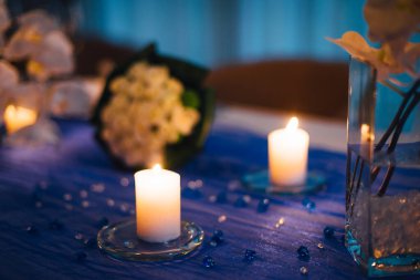 Orkideli düğün masası süslemeleri, mum ışığı.