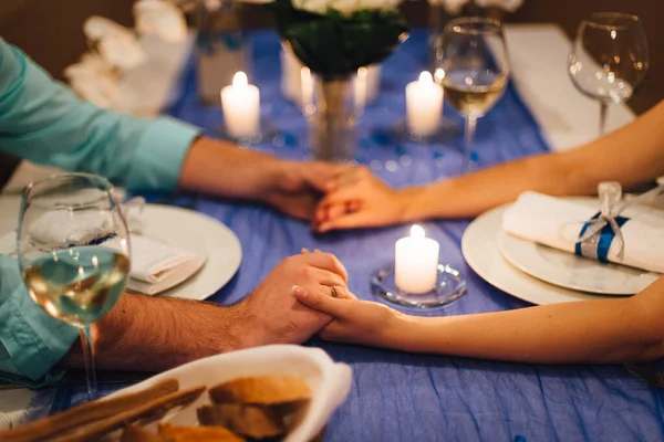 Romantikus Esküvői Vacsora Gyertyák Fényében Menyasszony Vőlegény Kéz Kézben — Stock Fotó