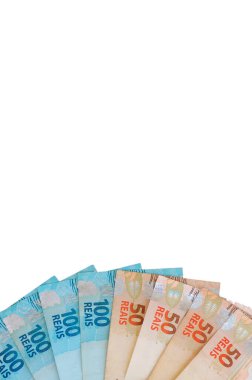 Brezilya Real banknotları beyaz arka planda izole edilmiş, kopyalama alanı var. Brezilya parası işte. Dikey fotoğraf.
