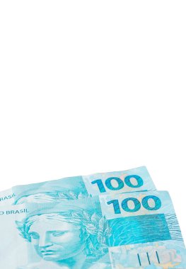 Brezilya Real banknotları beyaz arka planda izole edilmiş, kopyalama alanı var. Brezilya parası işte. Dikey fotoğraf.