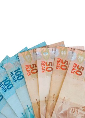 Brezilya Real banknotları beyaz arka planda izole edilmiş, kopyalama alanı var. Brezilya parası işte. Dikey fotoğraf.