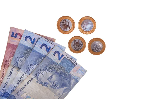 Brezilya banknotları ve beyaz arka planda paralar. Kişisel finans ve tasarruf konsepti. Brezilya ekonomisi.