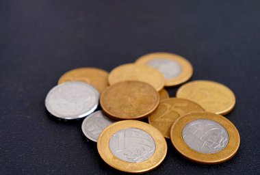 Brezilya 'dan bozuk paralar. Gerçek paralar. Siyah arka planda Brezilya parası. Ekonomi ve tasarruf kavramı.
