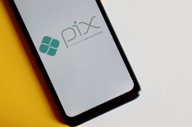 Bahia, Brezilya - 6 Ekim 2020. Beyaz ve sarı arka planda akıllı telefon ekranında Pix logosu. Pix, Brezilya Merkez Bankası 