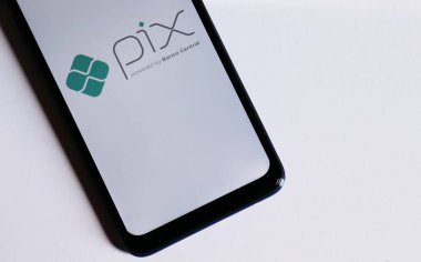Bahia, Brezilya - 6 Ekim 2020. Beyaz arka planda akıllı telefon ekranında Pix logosu. Pix, Brezilya Merkez Bankası 