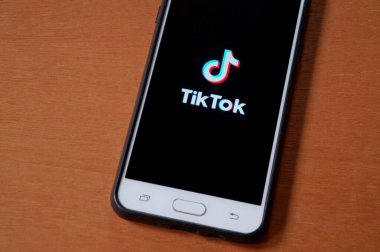 Bahia, Brezilya. 13 Mayıs 2020. Tik Tok uygulaması akıllı telefon ekranında. Çin video paylaşım sosyal ağ servisi. Sosyal medya.