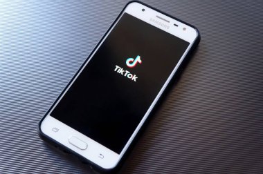 Bahia, Brezilya. 30 Nisan 2020. Tik Tok uygulaması akıllı telefon ekranında. Çin video paylaşım sosyal ağ servisi. Sosyal medya.