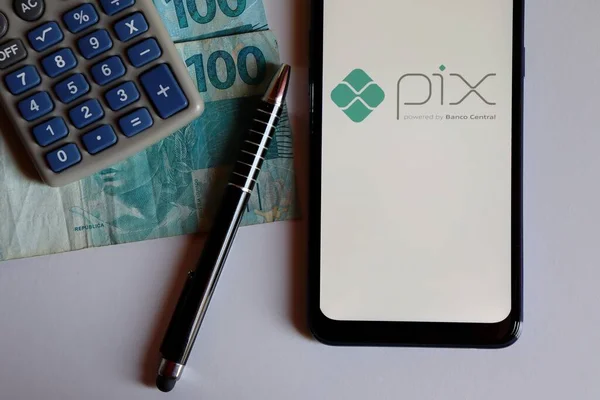 2020年10月9日 在巴西真钞票上方的智能手机屏幕上的Pix标志 Pix是巴西中央银行提供的新的即期支付系统 — 图库照片