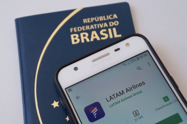 Bahia, Brezilya - 9 Nisan 2020. Çeviri: Federatif Brezilya Cumhuriyeti. LATAM havayolları uygulaması akıllı telefon ekranında ve Brezilya pasaportunda. Seyahat kavramı.