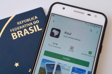Bahia, Brezilya. 9 Nisan 2020. Azul Linhas Areas uygulaması Brezilya pasaportunun üstünde akıllı telefon ekranında. Azul Brezilya Havayolları. Turizm konsepti.