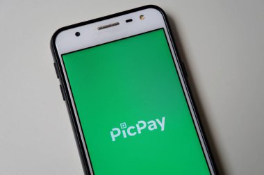 Bahia, Brezilya - 30 Nisan 2020. PicPay uygulaması beyaz arka planda akıllı telefon ekranında. Ödeme kavramı.