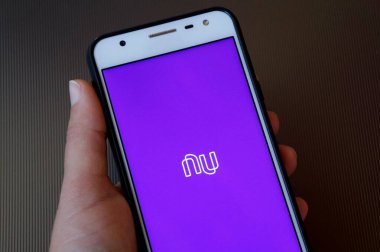 Bahia, Brezilya. 30 Nisan 2020. Ekranda Nubank uygulaması olan bir kadının akıllı telefonu. Brezilya Bankası.