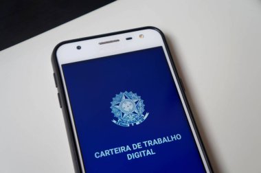 Bahia, Brezilya. 30 Nisan 2020. Çeviri: Dijital Çalışma Kartı Uygulaması (Carteira de Trabalho Digital). Brezilya iş belgesi.