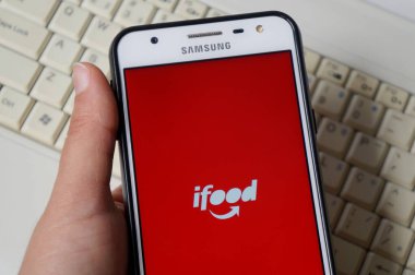 Bahia, Brezilya. 30 Nisan 2020. Eğer akıllı telefon ekranında uygulaması varsa. Brezilya uygulaması iFood. Yemek dağıtım servisi..