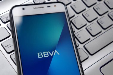 Bahia, Brezilya. 30 Nisan 2020. Arkaplanda dizüstü bilgisayarı olan akıllı telefon ekranında BBVA Banka Uygulaması. Çok uluslu İspanyol bankacılık grubu. Finansal hizmetler.